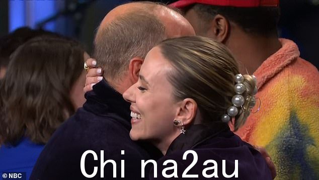 带来他自己的:约翰逊,也是演员科林乔斯特的妻子,然后跳上舞台给伍迪他自己的
