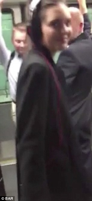 方便:Kendall Jenner 在 2015 年前往伦敦后从希思罗机场乘坐伦敦地铁