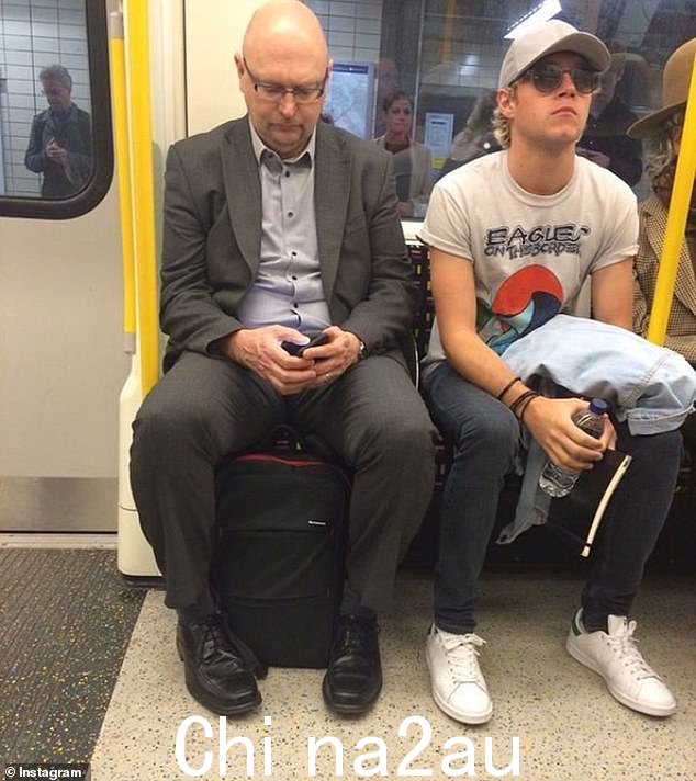 带我回家:在另一次地下旅行中,Niall 坐在一位不知情的乘客旁边
