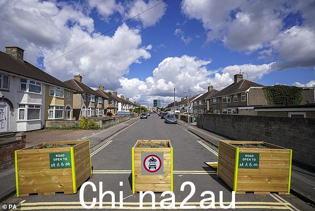 护柱被放置在牛津附近考利的一条街道上,以在 2021 年创建一个低流量社区(如图)。在神性路上,护柱被破坏者拿走了