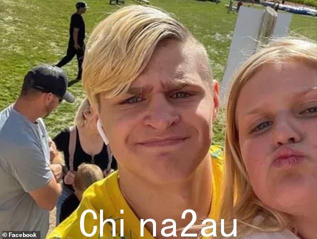 Ty 和 Brynlee Larson 在他们的妈妈 Jessica Zhart 分享的 GoFundMe 页面上。这对夫妇都声称他们的父亲在他们年幼时对他们进行性虐待