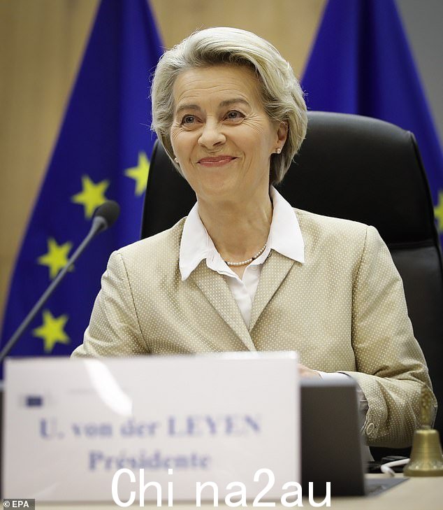 欧盟委员会主席 Ursula von der Leyen 在比利时布鲁塞尔举行的欧盟委员会每周大学会议开始时作出反应