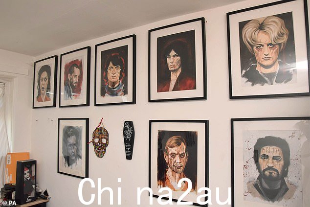 她冷酷的房子装饰着连环杀手的肖像