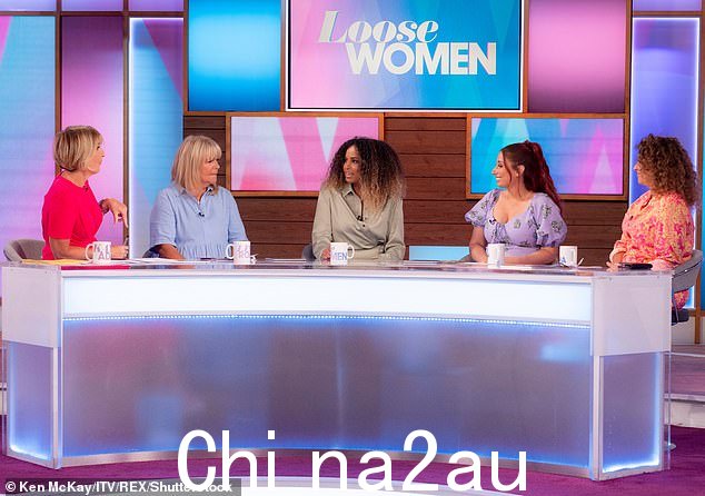 'No feud':这位 58 岁的前 EastEnders 女演员透露,尽管在 ITV 节目中进行了激烈的辩论并且以话题冲突而闻名,但他们都“相处得很好” (如图 L-R Kay Adams、Linda Robson、Amber Gill、Stacey Solomon、Nadia)