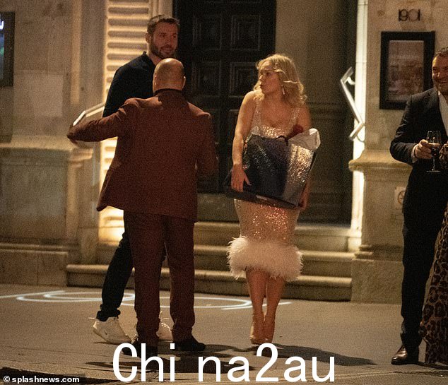 Gang:Kristina 和 Ben 和一个穿着勃艮第西装的朋友聊得很开心