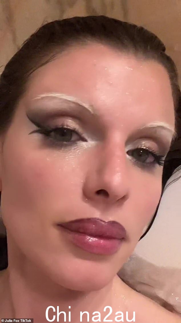 她的形象:在接受 The Face Magazine 采访时,Fox 说她希望因为“成为一个坏蛋 b***h”而被人们记住