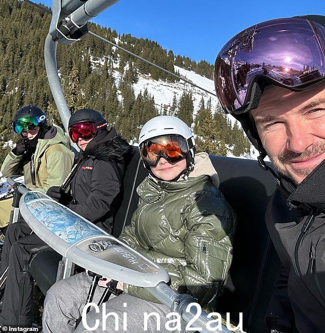 我们开始吧:这家人在他们最近一次在斜坡上的旅行中登上滑雪缆车时合影留念