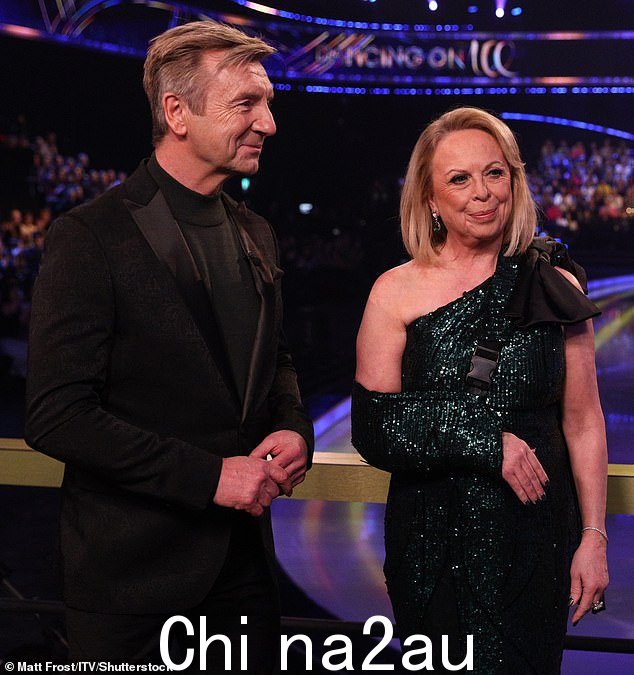 表演必须继续:随着 ITV 滑冰比赛的道具周拉开序幕,有人看到专业冰舞演员 Jayne 的手臂上戴着亮片绿色吊带(与评委 Christopher Dean 合影)