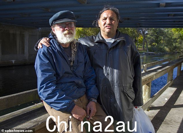 2011 年,Ciccone 和他的朋友“Matty”在密歇根州合影,后者当时也无家可归
