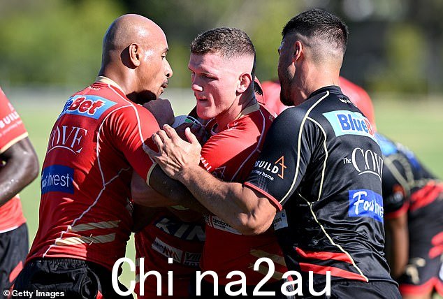 汤姆在 Kayo 体育场举行的海豚 NRL 训练课上,吉尔伯特被包括 Kaufusi 在内的防守队员包围