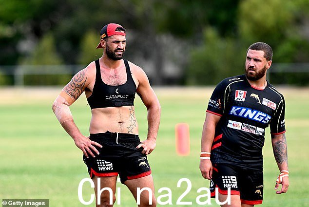 Jesse Bromwich 和 Kenny Bromwich 兄弟在 Kayo 体育场的海豚 NRL 训练课上聊天