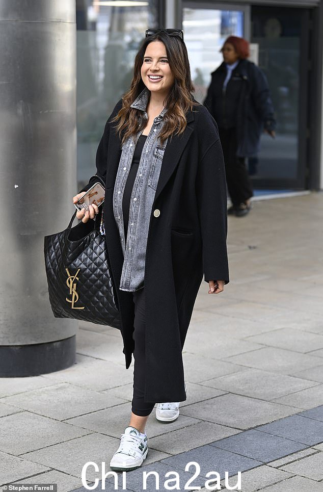 Binky 和她的金融家丈夫 Max 以及五个孩子 India 和一个 Wolfie 住在伦敦。她正怀着第三个孩子
