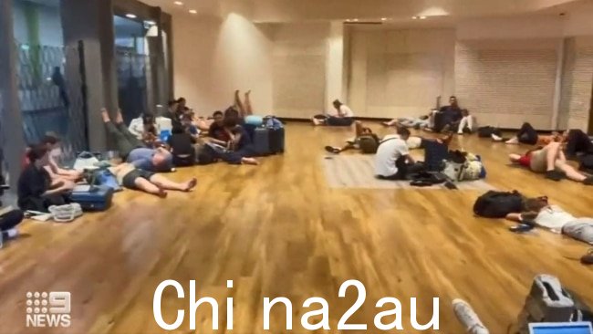 乘客最终被放出飞机在爱丽丝泉航站楼的一个隔离区域内伸展双腿。图片:九讯