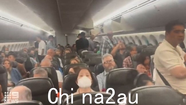 由于爱丽丝泉没有设施，约有 320 名从曼谷飞往墨尔本的旅客被留在捷星航班上处理国际旅客。图片：九讯