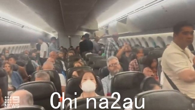 由于爱丽丝泉没有设施,约有 320 名从曼谷飞往墨尔本的旅客被留在捷星航班上处理国际旅客。图片:九讯