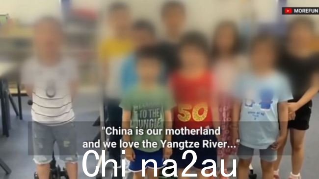 Sky News Australia 获得了悉尼的镜头学生称中国为“祖国”和“母亲”,悉尼台湾社区的成员表示,这证明学生正在被华人社区学校灌输思想。图片:Sky News Australia