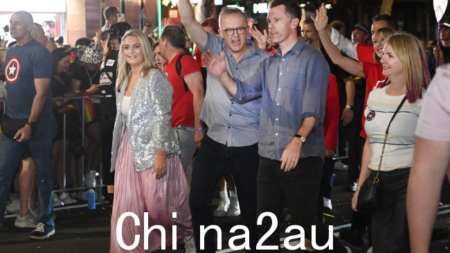 总理 Anthony Albanese、新南威尔士州工党领袖 Chris Minns 和 Tanya Plibersek 周六参加了悉尼的狂欢节游行。图片:NCA NewsWire / Jeremy Piper