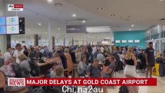 在 IT 中断延迟航班登机手续后，沮丧的度假者被迫在黄金海岸机场排长队等候