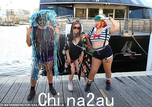 同样,右边穿着轻薄水手服的女人可能不是真正的水手