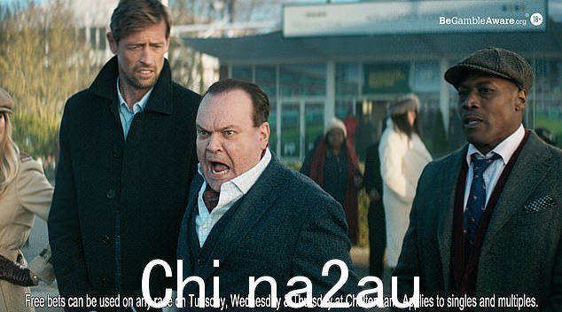 LOL:在 EastEnders 的 Shaun Williamson(中)的加入下,这对夫妇与爱尔兰明星 Colm Meaney 一起取笑爱尔兰和英国之间的竞争