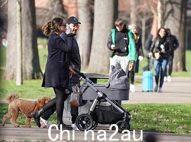 遛狗:她把头发盘成一个发夹,戴着一副红色镜片太阳镜,外出时化了淡妆