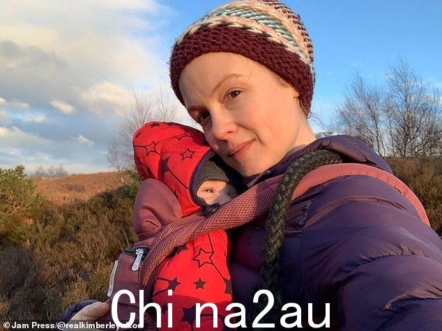 旅程:金伯利在标题中解释说:'这张照片几乎是两年前拍摄的。我被迫洗澡。我忍不住哭了'