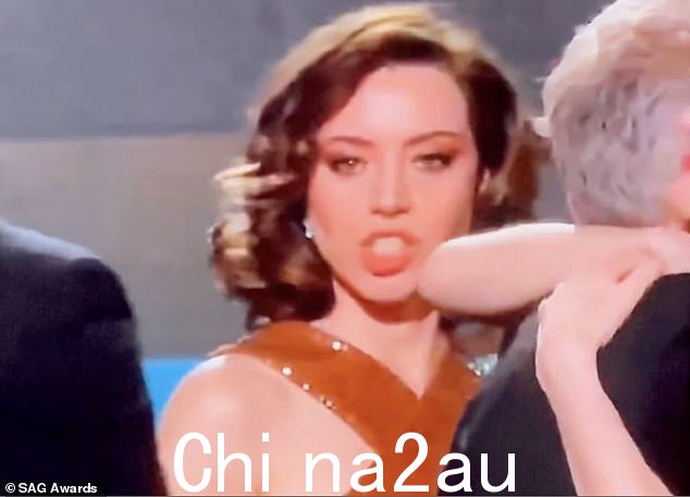 心烦意乱?当她的白莲花搭档获得美国演员协会戏剧系列最佳集体奖时,奥布里被发现在舞台上发脾气