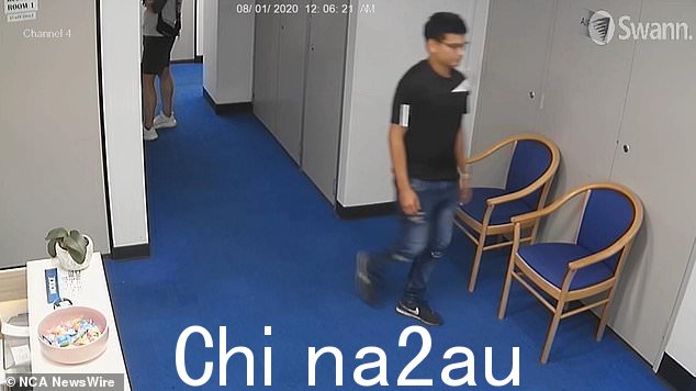 CCTV oshows Hector Valencia 瓦伦西亚 2020 年 1 月 8 日下午进入萨里山夏娃学院