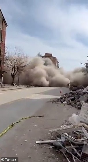 戏剧性的镜头显示地震后马拉蒂亚街道上已经受损的建筑物倒塌成一堆瓦砾