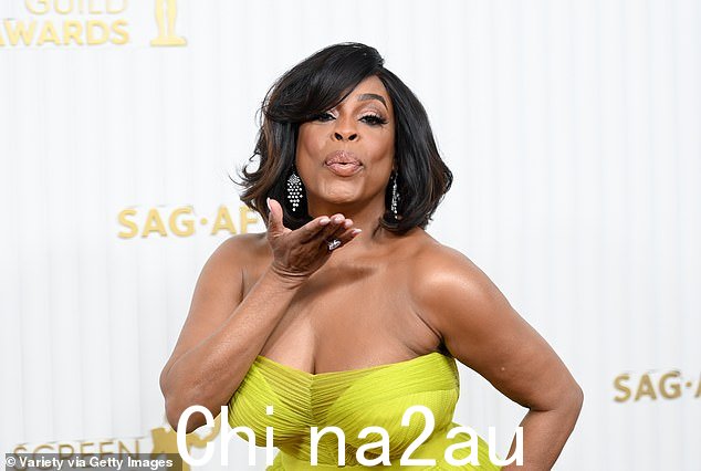 Kisses: Nash 在走地毯时对着镜头飞吻
