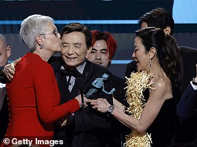 多么甜蜜:Everything Everywhere All At Once 几乎横扫电影类别,包括最高荣誉电影演员