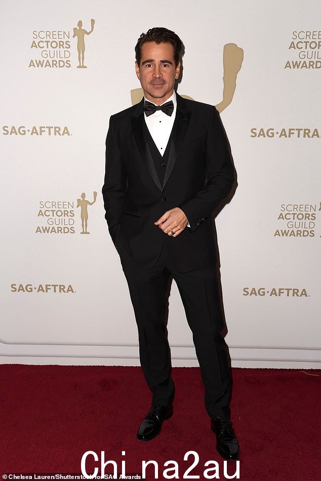 Suave:Colin,46 岁,穿着一件三件套的黑色 Dolce & Gabbana 燕尾服,外搭一件清爽的白衬衫,看起来很文雅用迪基蝴蝶结完成