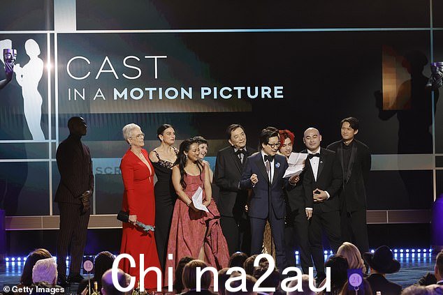 特殊时刻:全体演员还获得了 SAG 电影最佳演员/合奏奖,以结束在费尔蒙世纪广场举行的年度颁奖典礼