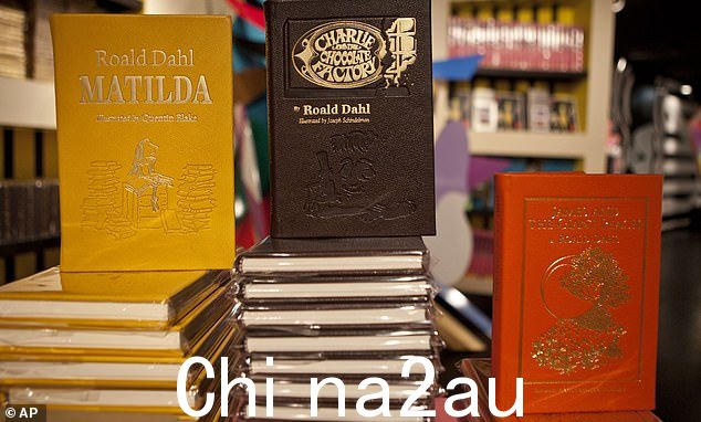 文件图片:Roald Dahl 的书籍陈列在纽约东 60 街的 Barney's 商店