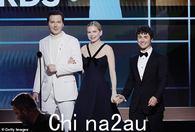 Presenting:她后来上台与她的搭档 Paul Dano 和 Gabriel LaBelle 一起表演