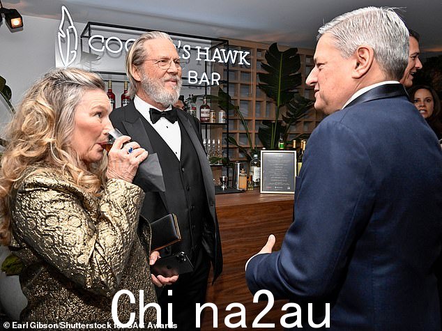 聊天:Jeff 和他的妻子 Susan 似乎正在与 Ted Sarandos 进行深入交谈
