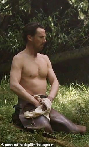 Elliot 说 Cumberbatch 在电影中光着膀子穿裤子的时间太多了
