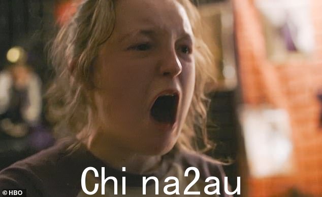 明白了:Ellie Williams 记得在 HBO 周日播出的《最后生还者》中,她在一家废弃的购物中心亲吻朋友 Riley 后被感染者咬伤的经历