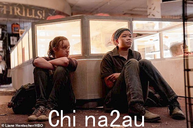 两种选择:'按照我的看法,我们有两种选择,一种是我们采取简单的方法,'莱利拿着枪说。 '快速无痛。不,我不喜欢选项一。选项二,我们继续前进。'