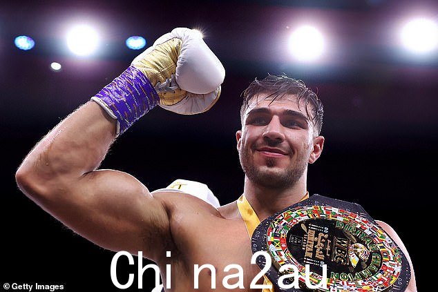 Tommy Fury(上图)在周日晚上备受期待的比赛中击败了 Jake Paul