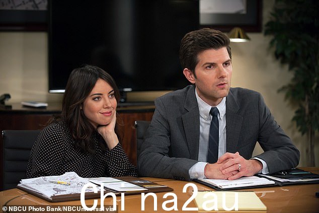 屏幕上:Aubrey 在 Parks and Recreation 中饰演愤世嫉俗的 April Ludgate,而 Adam 饰演 Leslie 的爱人 Ben Wyatt