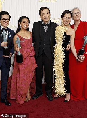 多么甜蜜:周日晚上举行的第 29 届美国演员工会奖几乎包揽了所有电影类别,杨紫琼、杰米李柯蒂斯和克惠全都获得了认可