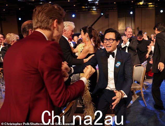 嘿!当他发现 Ke Huy Quan 时,他无法抑制自己的喜悦。当他发现 Ke Huy Quan 时,他很高兴</p> .co.uk/1s/2023/02/27/09/68120911-11797533-image-a-11_1677488449239.jpg