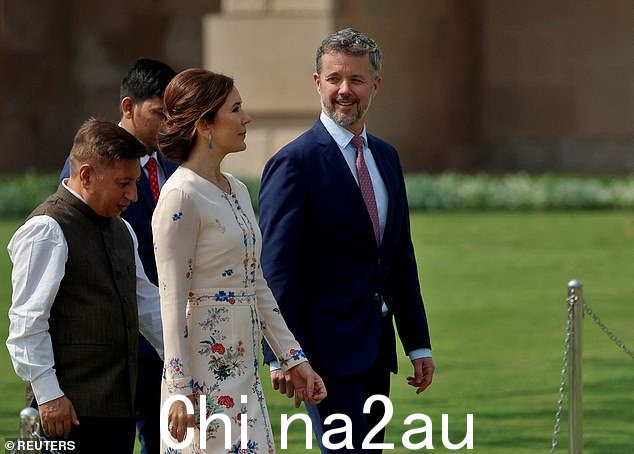 Mary 将她栗色的长发梳成一个轻松的发髻,并用烟熏眼妆打造迷人的妆容