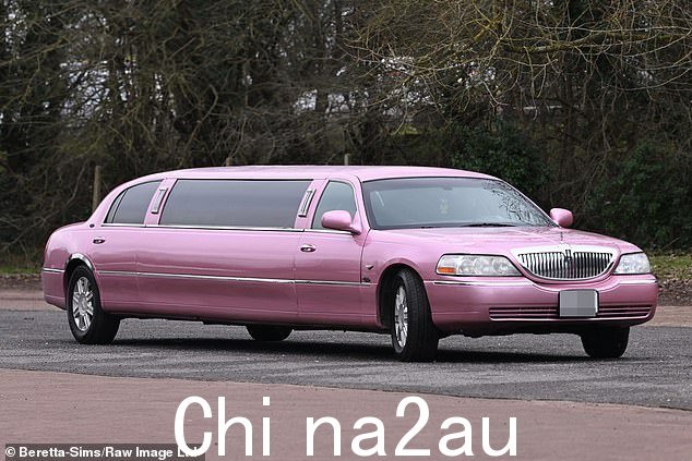Off they go: 明亮的车辆在手边,在约会之夜将这对夫妇送走