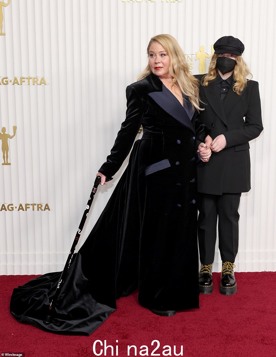 被提名的荣誉:最终,Applegate 将她的类别输给了 Jean Smart,后者因在 HBO 的热门剧集 Hacks 中扮演黛博拉万斯而获得奖项