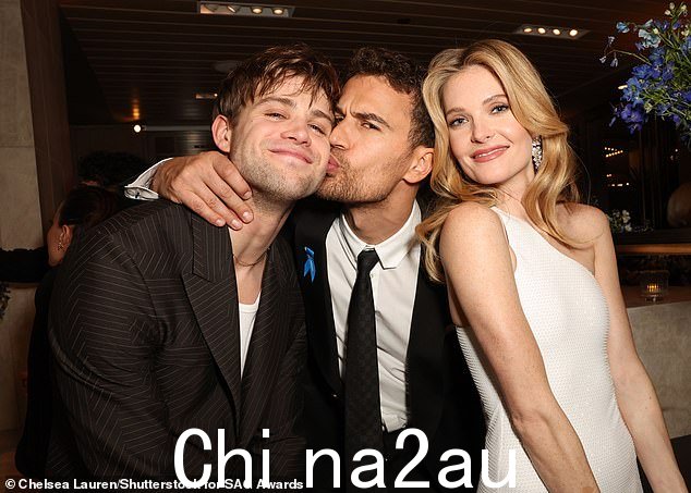 三人一组?演员们与 Leo 传闻中的恋人 Meghann Fahy 站在一起,据报道,自从他们在黑色喜剧剧组认识以来,他一直在约会