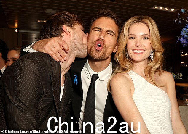 派对时间!白莲花队在夺冠后选择以时尚的方式庆祝他们的成功,因为他们在仪式上度过了一个狂野的夜晚