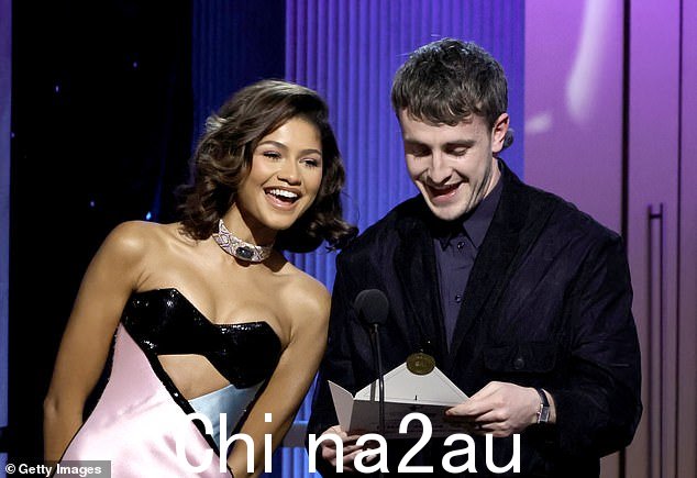 紧张:在为迷你剧或电视电影中的杰出女演员颁奖时,交流让麦斯卡尔结结巴巴