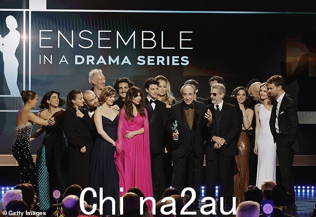 Sore winner?尽管她的热门电视节目赢得了当晚最具竞争力的类别之一,但这位 38 岁的女演员被指责站着时看起来“生气”和“生气”与 Theo James、Meghann Fahy、Will Sharpe 和 Jon Gries 一起